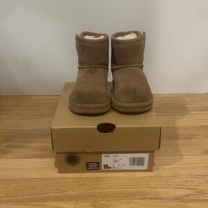 UGG Short Sheepskin Boot in Chestnut Brown